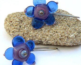 Orecchini a forma di fiore in vetro lavorato a lume, blu viola trasparente, gioielli fatti a mano
