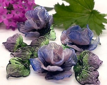 Cuentas de flores de vidrio de Murano hechas a mano para hacer joyas, en tonos violeta y azul.