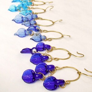 Pendientes colgantes largos de cristal de Murano, con hojas en tonos azules y alambres de latón para orejas