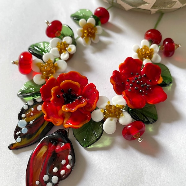 Suministros de cuentas de flores rojas de cristal de murano para hacer joyas, kit de bricolaje con alas de mariposa y hojas.