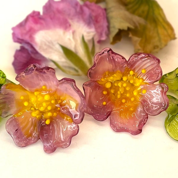 Fiori rosa primaverili in murano, 2 fiori rosa, perline di fiori in vetro per la creazione di gioielli, su ordinazione