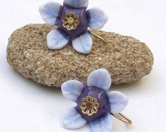 Orecchini a forma di fiore lilla lavorati a mano – Gioielli in vetro organico a forma libera
