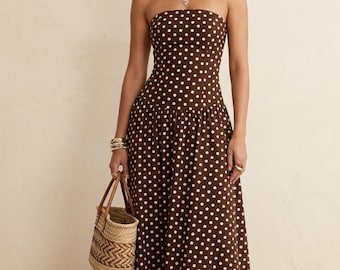 Abito lungo da donna a pois senza schienale, perfetto per le vacanze in stile boho al mare.