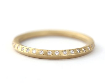 Bague de mariage minimaliste, demi-bande d'éternité, bague en petits diamants, bague de mariage pavée de diamants, bande de diamant simple, bague de mariage mate