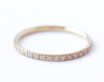 Alianza de boda de media eternidad de oro de 18 quilates con diamantes: Anillo delgado apilable