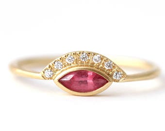 Rosa Spinell Ring mit Pave Diamonds