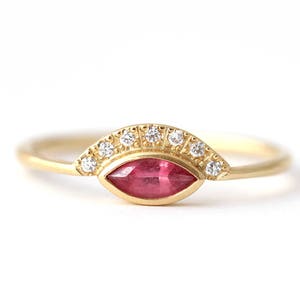 Anello spinello rosa con diamanti pave