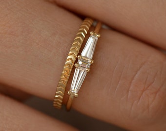 Minimalist Bridal Ring Set with Gold Pattern and Baguette Diamonds