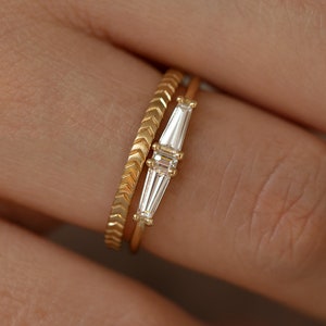 Minimalist Bridal Ring Set with Gold Pattern and Baguette Diamonds