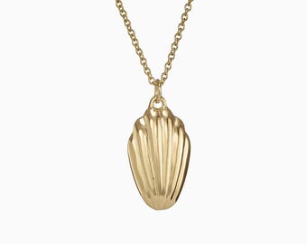 Madeleine Cookie Pendant Necklace in Solid Gold