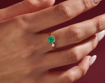 Emerald Cut verlovingsring: 18k gouden asymmetrisch diamantaccent