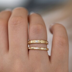 Puede incluir: Dos anillos de oro con un dise&ntilde;o de luna creciente y peque&ntilde;os diamantes engastados en la banda.