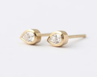 Pear Cut Diamond,Minimalist Diamond Studs,Tiny Diamonds Studs,Minimalist Gold Studs,Tear Drop Diamond,Basic Gold Studs,Diamond Gold Studs