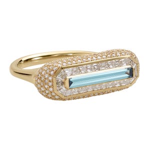 Blauwe diamanten ring in fancy kleur met effen diamantdetails