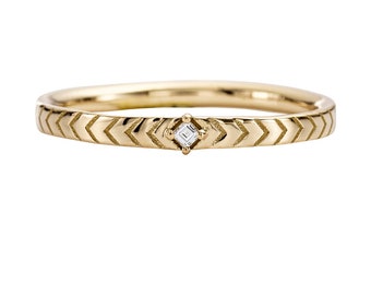 Engraved Geometric Wedding Ring with a Carre Diamond