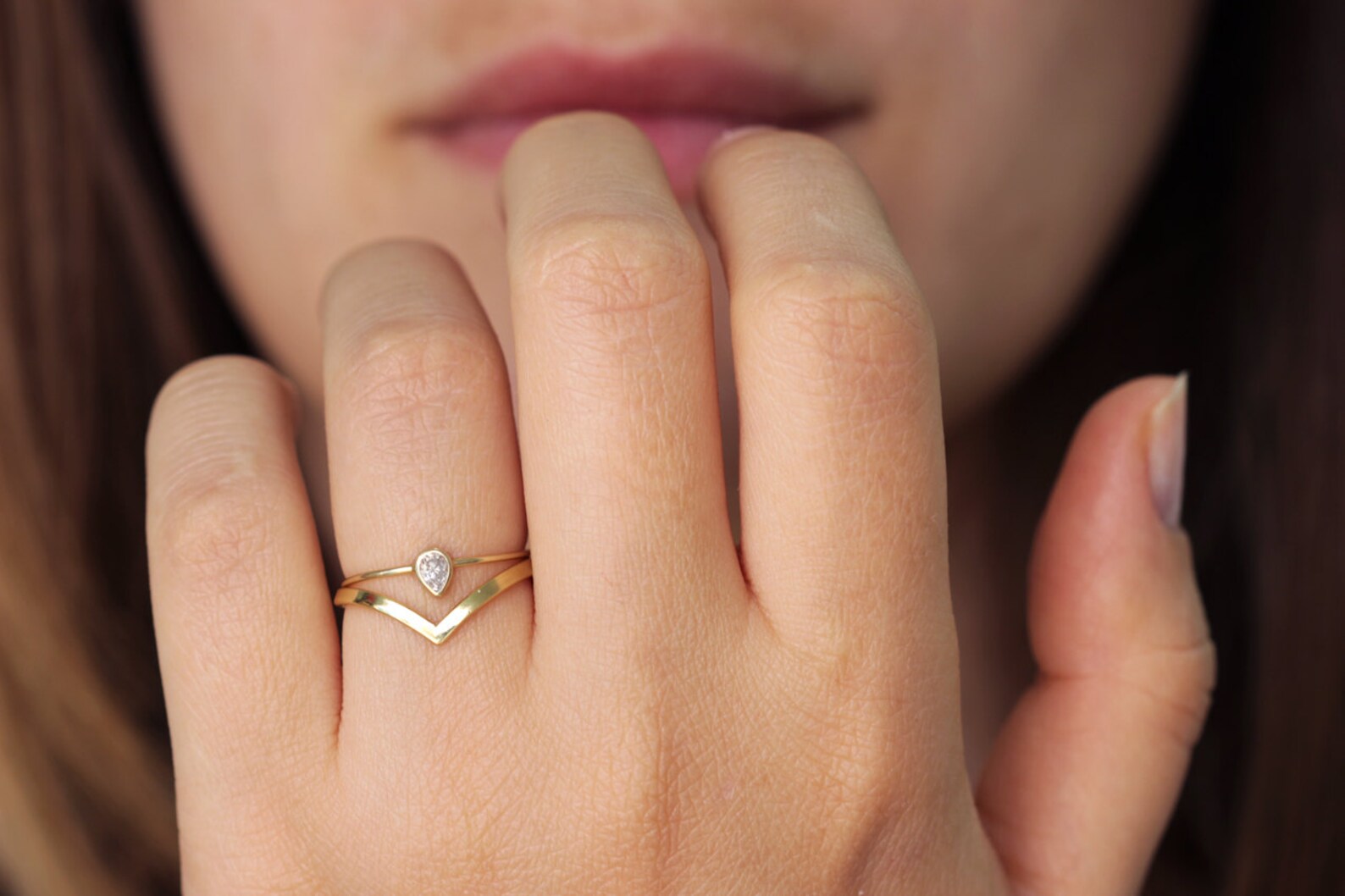 Кольцо на правом безымянном пальце у девушки. Помолвочное кольцо. Кольцо на пальце. Обручальные и помолвочные кольца. Помолвочное и обручальное кольцо комплект.