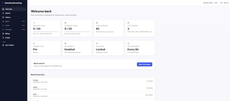 K&ouml;nnte beinhalten: Eine Software-Dashboard-Oberfl&auml;che mit dem Titel SanctionsScreening, die eine Willkommensnachricht, Nutzungsstatistiken f&uuml;r Suchen und KI-Inhalte, Kontoplan-Details sowie eine Liste aktueller Suchanfragen mit Namen wie Finley, Putin und John anzeigt.