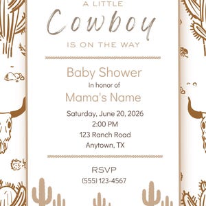 Könnte beinhalten: Eine Babyparty-Einladung mit Cowboy-Thema. Die Einladung zeigt den Text "A Little Cowboy is on the Way". Das Design umfasst Kaktus- und Stierschädel-Illustrationen in Braun auf weißem Hintergrund.