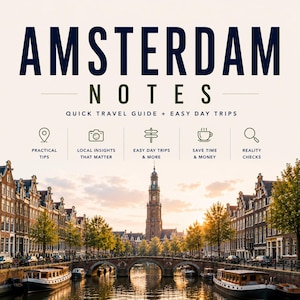 Könnte beinhalten: Ein Reiseführer mit dem Titel "AMSTERDAM NOTES" und dem Slogan "QUICK TRAVEL GUIDE + EASY DAY TRIPS". Das Bild zeigt eine malerische Ansicht von Amsterdam mit Kanälen, Brücken, Gebäuden und Booten. Symbole stehen für praktische Tipps, lokale Einblicke, einfache Tagesausflüge, Zeit- und Geldersparnis sowie Realitätsprüfungen.