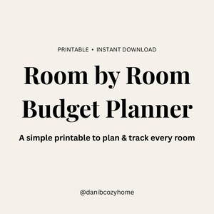 Può includere: Un documento digitale stampabile intitolato Room by Room Budget Planner con il sottotitolo A simple printable to plan & track every room. Il testo è nero su sfondo beige chiaro, incluso l'handle @danibcozyhome nella parte inferiore.