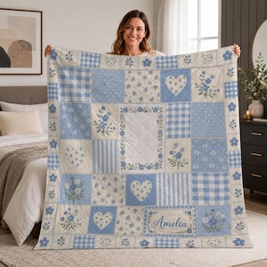 Manta acolchada floral azul personalizada, manta patchwork con nombre personalizado, manta de cuadros estilo cottagecore