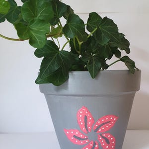 Handbemalter Blumentopf Grau Koralle
