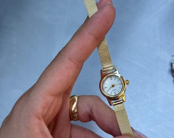 Montre minimaliste en argent, petite montre avec bracelet en maille, montre-bracelet élégante pour tous les jours, cadeau pour elle