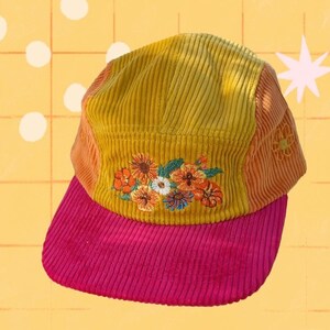 Berretto in velluto a coste con ricamo floreale e patchwork colorato - Collaborazione Florfu x OYHF