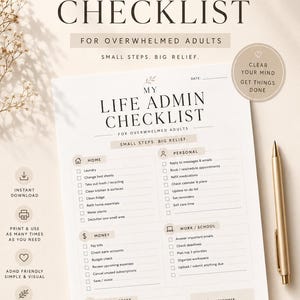 Puede incluir: Una lista de verificación imprimible de Life Admin para adultos abrumados. La lista de verificación incluye secciones para tareas del hogar, personales, de dinero, de reinicio mental y de trabajo/escuela. Un bolígrafo dorado y una taza están a la derecha.