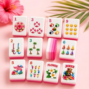 Puede incluir: Un juego de fichas de Mahjong blancas y rosas con varias ilustraciones de tem&aacute;tica veraniega. Las fichas presentan im&aacute;genes de flores, pelotas de playa, palmeras y c&oacute;cteles. Las fichas est&aacute;n dispuestas sobre una superficie rosa, con una gran flor rosa en el fondo.