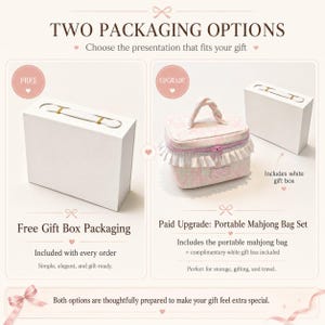 Puede incluir: Imagen que muestra dos opciones de embalaje de regalo. Una es una caja de regalo blanca gratuita con asa. La otra es una actualizaci&oacute;n de pago: un juego de bolso de mahjong port&aacute;til con estampado rosa y blanco con una caja de regalo blanca.