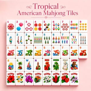 Puede incluir: Un juego de fichas de Mahjong americano tropical. Las fichas presentan varios dise&ntilde;os tropicales, incluyendo frutas, escenas de playa y flores. Las fichas son blancas con ilustraciones y n&uacute;meros coloridos.
