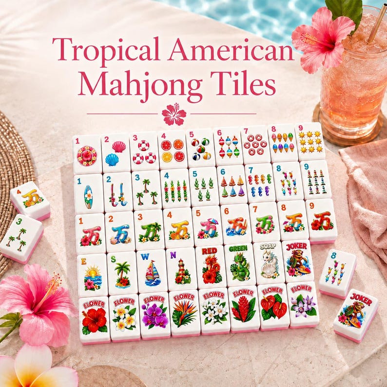 Puede incluir: Un juego de fichas de Mahjong americano tropical. Las fichas blancas con bordes rosas presentan ilustraciones coloridas de frutas, flores y escenas de playa. El texto "Tropical American Mahjong Tiles" est&aacute; en la parte superior. Un juego de mesa.