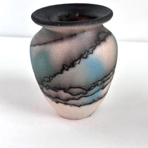 Vaso de cerâmica texturizada com crina de cavalo em estilo Raku, assinado, em tons de turquesa e rosa, 12,7 cm (5 polegadas)