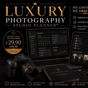 Può includere: Una fotocamera digitale nera, un computer portatile con interfaccia dashboard, un tablet con elenco clienti e un taccuino a spirale con il testo "PLAN ORGANIZE GROW BUILD THE STUDIO YOU LOVE" stampato sulla copertina, su sfondo scuro.