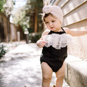 ブラックチュールロンパー。春夏用の無地ブラックロンパー。赤ちゃん、幼児、女の子用のチュールロンパー。