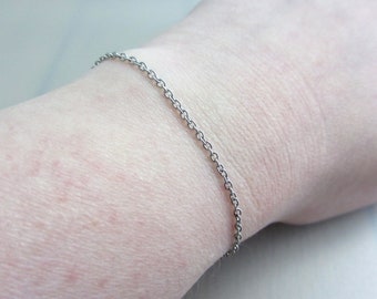Bracelet de chaîne en acier inoxydable, chaîne de câble en acier inoxydable délicate, bracelet de superposition, cadeau pour elle, bijoux minimalistes, chaîne finie