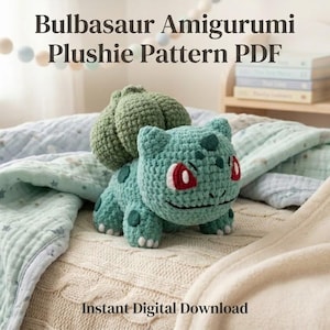 Könnte beinhalten: Gehäkeltes Bulbasaur-Plüschtier in Grüntönen, mit roten Akzenten an den Augen und einer Knolle auf dem Rücken. Der Text "Bulbasaur Amigurumi Plushie Pattern PDF" ist über dem Plüschtier abgebildet, darunter "Instant Digital Download".