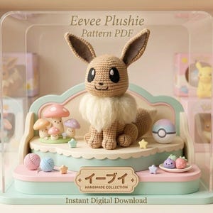Puede incluir: Un peluche Eevee tejido a ganchillo se encuentra en una estantería decorativa con decoraciones de setas y estrellas. La estantería tiene una combinación de colores azul claro y rosa. El texto "Eevee Plushie Pattern PDF" es visible.