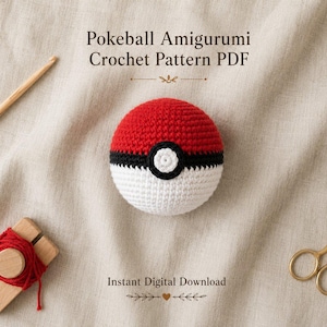 以下が含まれることがあります： 赤、白、黒の糸で編まれたポケモンのモンスターボールのあみぐるみ。木製の編み針、赤い糸が巻かれた木製の糸巻き、金色のハサミが添えられています。テキストには「Pokeball Amigurumi Crochet Pattern PDF」および「Instant Digital Download」と記載されています。
