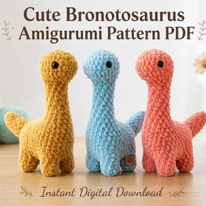 Könnte beinhalten: Drei gehäkelte Dinosaurier-Spielzeuge in Senfgelb, Hellblau und Korallenrosa. Jedes hat einen langen Hals, einen kurzen Schwanz und schwarze Perlenaugen. Der Text lautet: Cute Bronotosaurus Amigurumi Pattern PDF und Instant Digital Download.
