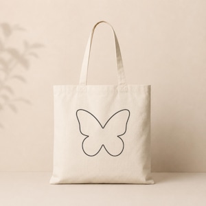 Peut inclure: Sac fourre-tout cr&egrave;me avec un motif de contour de papillon gris fonc&eacute;. Le sac est de forme rectangulaire avec une poign&eacute;e pour le transport. Le motif de papillon est centr&eacute; sur le devant du sac.