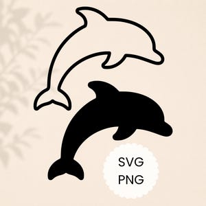 Könnte beinhalten: Zwei Delfin-Illustrationen, eine schwarz umrandet und die andere vollflächig schwarz, auf beigem Hintergrund. Das Bild enthält den Text "SVG PNG" in einem weißen, gezackten Kreis, was auf digitale Design-Dateien hindeutet.