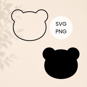 Può includere: Un grafico digitale che presenta il contorno di una testa d'orso nera e una silhouette di testa d'orso nera piena. A destra, un cerchio smerlato bianco contiene il testo nero SVG e PNG, indicando i formati di file per questi disegni di orso.