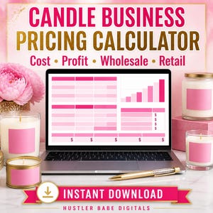 Könnte beinhalten: Ein Laptop zeigt eine Tabelle mit dem Titel CANDLE BUSINESS PRICING CALCULATOR und den Beschriftungen Cost, Profit, Wholesale und Retail. Der Bildschirm zeigt rosa Diagramme. Ein goldener Stift, drei Kerzen und rosa Blumen sind zu sehen.