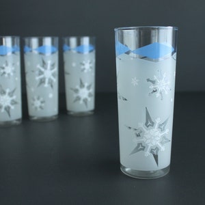 Vintage Snowflakes and Blue Diamonds Glassware Tall Tumblers Set Of 4 MCM Winter Theme Christmas Mod Barware Anchor Hocking image 4