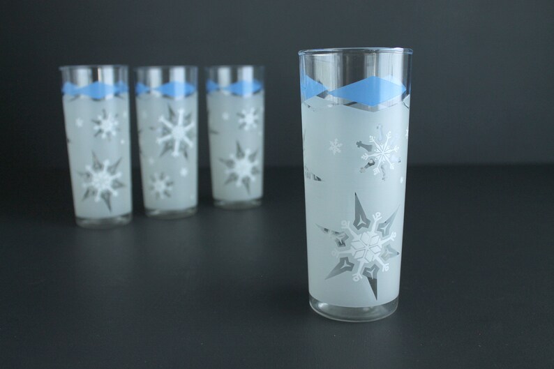 Vintage Snowflakes and Blue Diamonds Glassware Tall Tumblers Set Of 4 MCM Winter Theme Christmas Mod Barware Anchor Hocking image 4