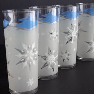 Ensemble de 4 grands gobelets vintage en verre, flocons de neige et losanges bleus MCM, accessoires de bar pour Noël, thème hiver, Anchor Hocking image 6