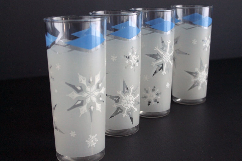 Vintage Snowflakes and Blue Diamonds Glassware Tall Tumblers Set Of 4 MCM Winter Theme Christmas Mod Barware Anchor Hocking image 6