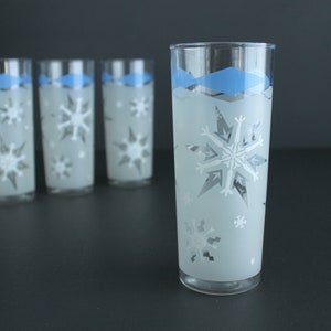 Vintage Snowflakes and Blue Diamonds Glassware Tall Tumblers Set Of 4 MCM Winter Theme Christmas Mod Barware Anchor Hocking image 3